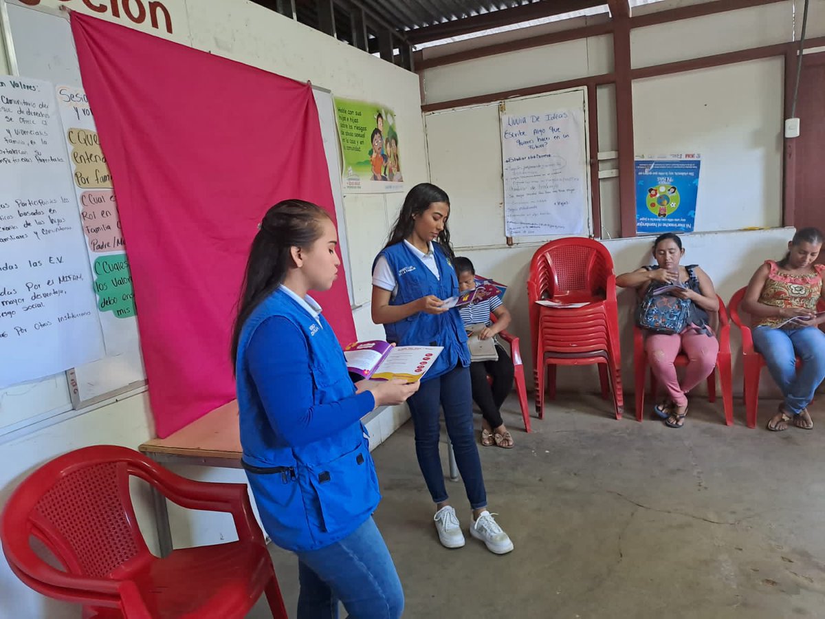 MifamManagua's tweet photo. #Managua │#DistritoTres📌
✅ Conversamos con mujeres del Programa de Fortalecimiento Familiar, apropiación de la cartilla Mujer👩🏻🦱🌺,Dignidad y Derechos⚖️ en prevención de la violencia y una cultura de armonía y paz
#AmorALaFamilia #PuebloVictorioso #SomosMujeresConElPoderDelAmor https://t.co/1D4ca4EXaC