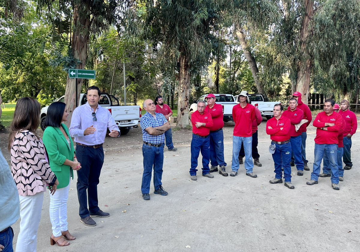 ParquePadre's tweet photo. Damos la bienvenida a nuestro nuevo Gerente en @ParquePadre: el arquitecto  @RafaOrtizC quien hoy 1 de marzo de 2023 asumió sus nuevas labores acompañado de la la Alcaldesa @danielapenaloza . Éxito en los desafíos futuros de nuestro @ParquePadre !!! https://t.co/cNhb6ZLHUY