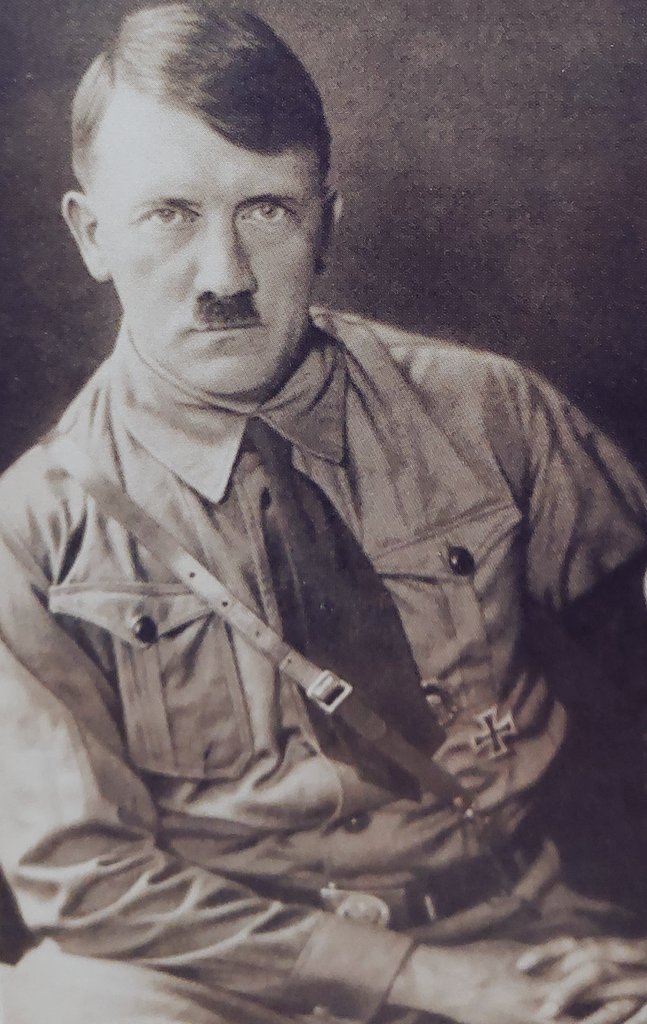 bricazar's tweet photo. Hitler izquierda 1933, derecha en 1945 otro Hitler últimos dias,una sombra de lo que fue, enfermo y con grandes cantidades de drogas en su organismo. https://t.co/X1xtijtDY3