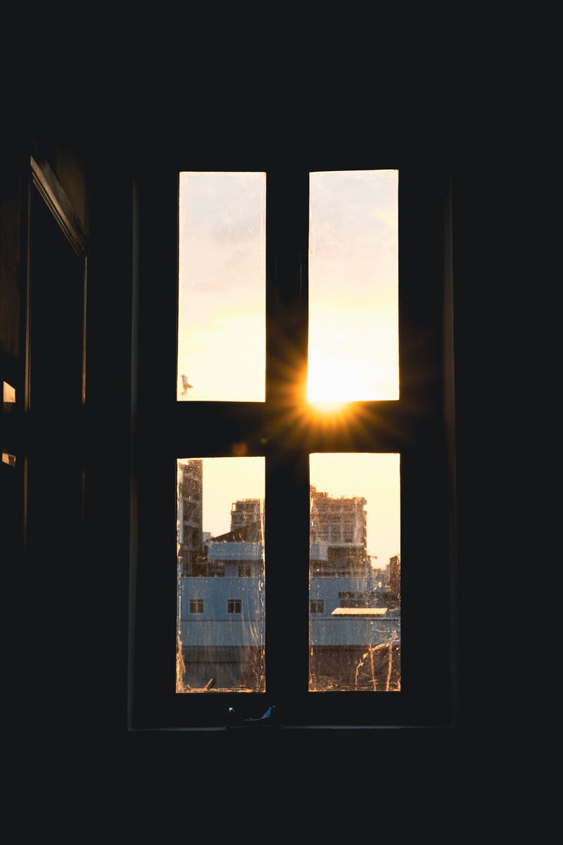 MichelTravels's tweet photo. Indoor Sunset at Window in Phnom Penh 
#cambodia #phnompenh #sunset #indoor #window #frame #sun https://t.co/gUNKkBz2qZ