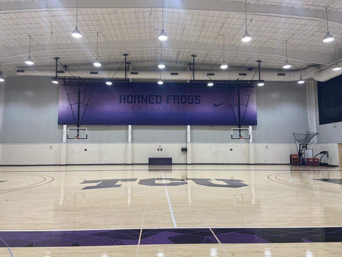 CarlyLyvers's tweet photo. Spent some time with the @TCUFrogClub this afternoon! A huge shoutout to @Cam1_Fenton and the rest of the staff for organizing a great time! They have something special here in Fort Worth❕ 

#GoFrogs #PDTrip #CLgoesNCAA https://t.co/b3eCG4Ybee