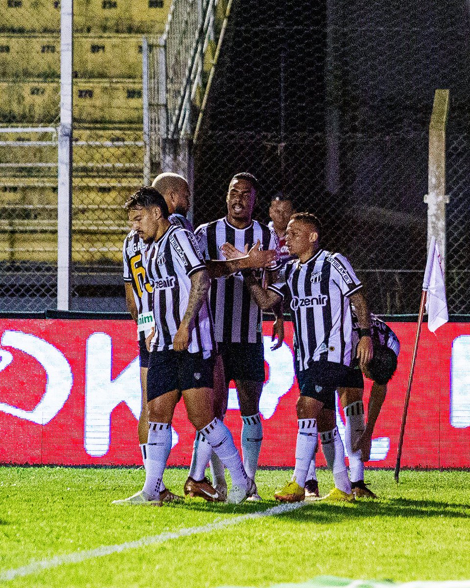 CearaSC's tweet photo. Vamos, parça! Golaço. 👊⚫️⚪️

📸  Felipe Santos / Ceará SC

#CopaDoBrasil2023 #CALxCSC https://t.co/qabgaIVnWn