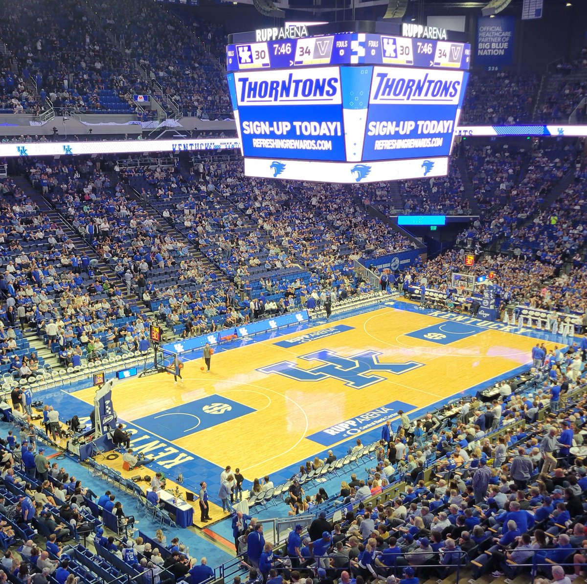 Simpkins_EDC's tweet photo. It's a close game between the Kentucky wildcats and Vanderbilt Commadores.  So much energy in this room tonight.  I'M PUMPED!!!!

#basketball #Kentucky #reeves #UK #Tennessee #college #Lexington #sports #pumped #BBN https://t.co/fbRYx7n4dx