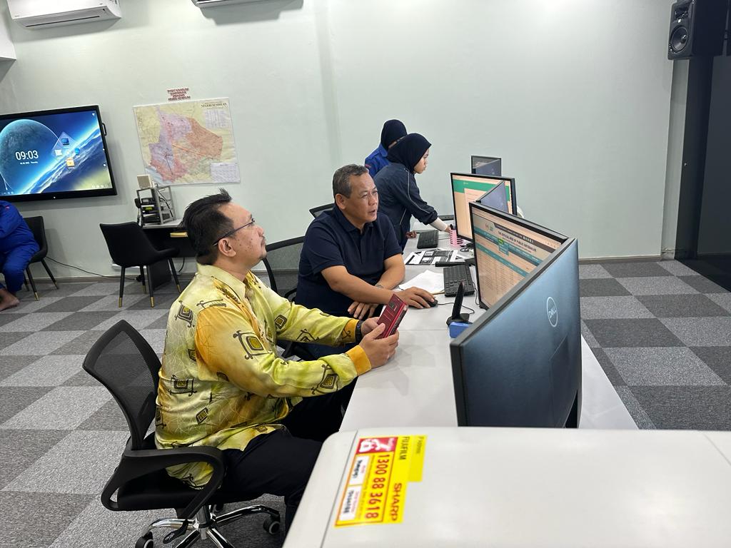 dsaminuddin's tweet photo. Pagi ini berada di NS Command Center (NeSCOM) bagi mendapatkan status terkini bencana banjir

Untuk makluman, NeSCOM merupakan pusat kawalan yang menerima maklumat secara langsung daripada pelbagai stesen dan pusat pengumpulan data bagi mempercepatkan tindakan Kerajaan Negeri https://t.co/49t6vJTmto