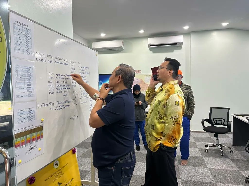 dsaminuddin's tweet photo. Pagi ini berada di NS Command Center (NeSCOM) bagi mendapatkan status terkini bencana banjir

Untuk makluman, NeSCOM merupakan pusat kawalan yang menerima maklumat secara langsung daripada pelbagai stesen dan pusat pengumpulan data bagi mempercepatkan tindakan Kerajaan Negeri https://t.co/49t6vJTmto