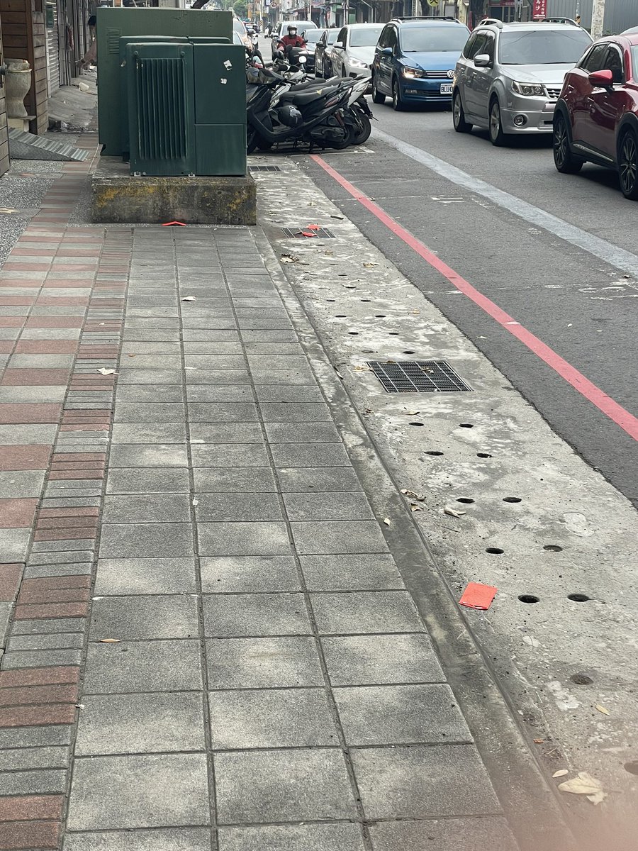 桃園這邊很可怕耶⋯⋯一大早就發現五個紅包袋！想嚇死人唷？🙀 https://t.co/n0q9VDFcS5