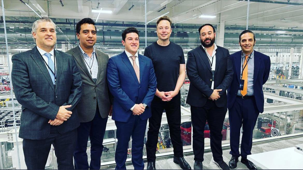 Concluyó el <a href="/Tesla/">Tesla</a> Investor Day en la foto del recuerdo con <a href="/elonmusk/">Elon Musk</a> en la gigafactory de Austin, TX, parecida a la que habrá en <a href="/nuevoleon/">El Gobierno de Nuevo León</a>.