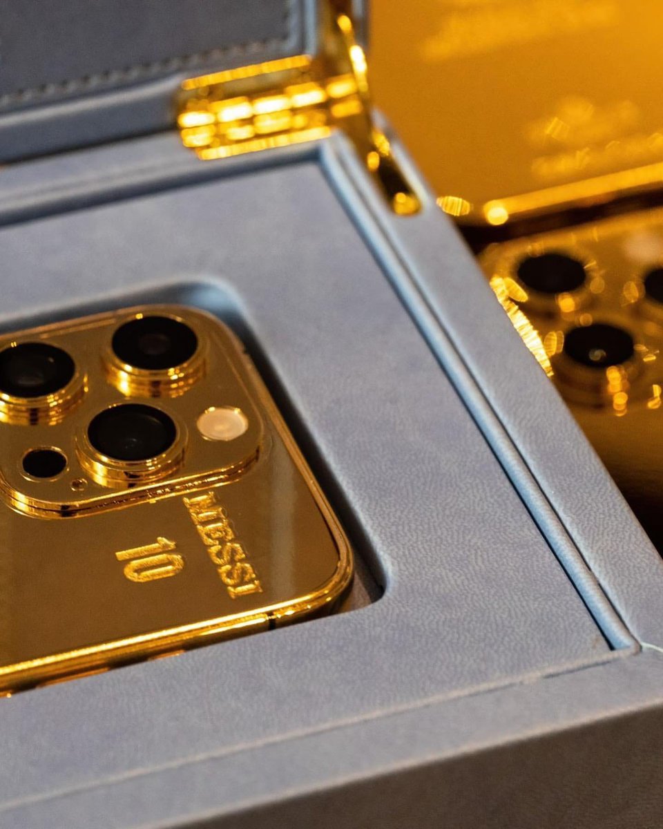 CrewsMat10's tweet photo. Leo Messi has gifted 35 golden iPhone 14s to the entire World Cup-winning Argentina squad and staff 🤩 https://t.co/AzDljHqz0I