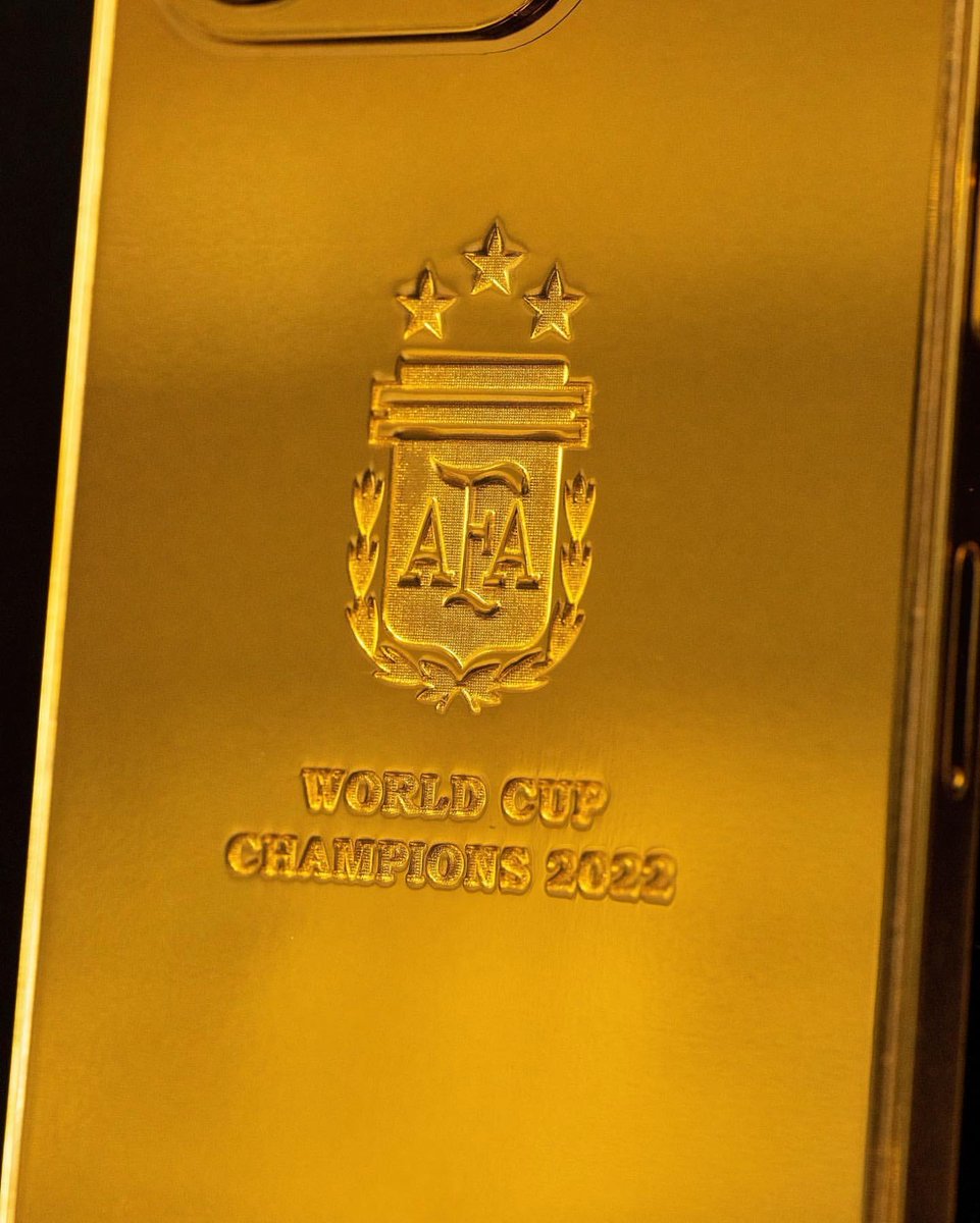 CrewsMat10's tweet photo. Leo Messi has gifted 35 golden iPhone 14s to the entire World Cup-winning Argentina squad and staff 🤩 https://t.co/AzDljHqz0I