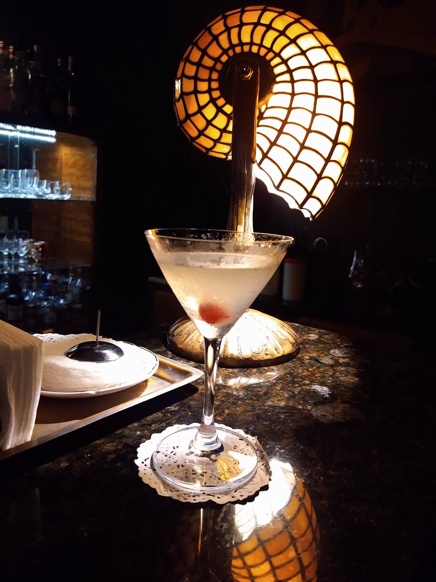 Un Aviation en la reina de los bares porteños <a href="/DoppelBar/">Doppelgänger Bar</a>