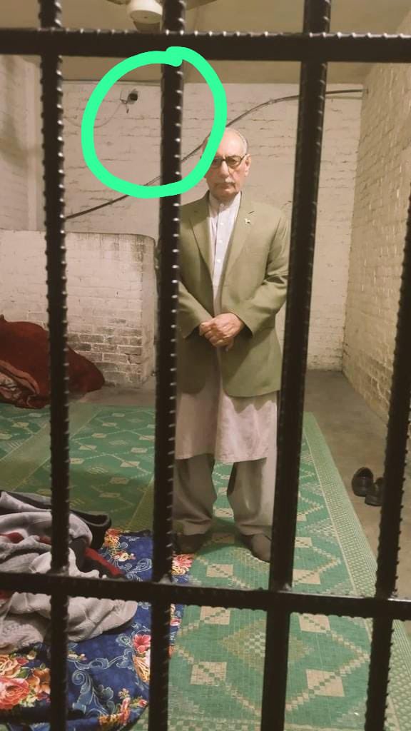 MashwaniAzhar's tweet photo. Camera on toilet 
Kiya shouq hay logon ko nanga daikhny ka? https://t.co/mK1p1nLdcn