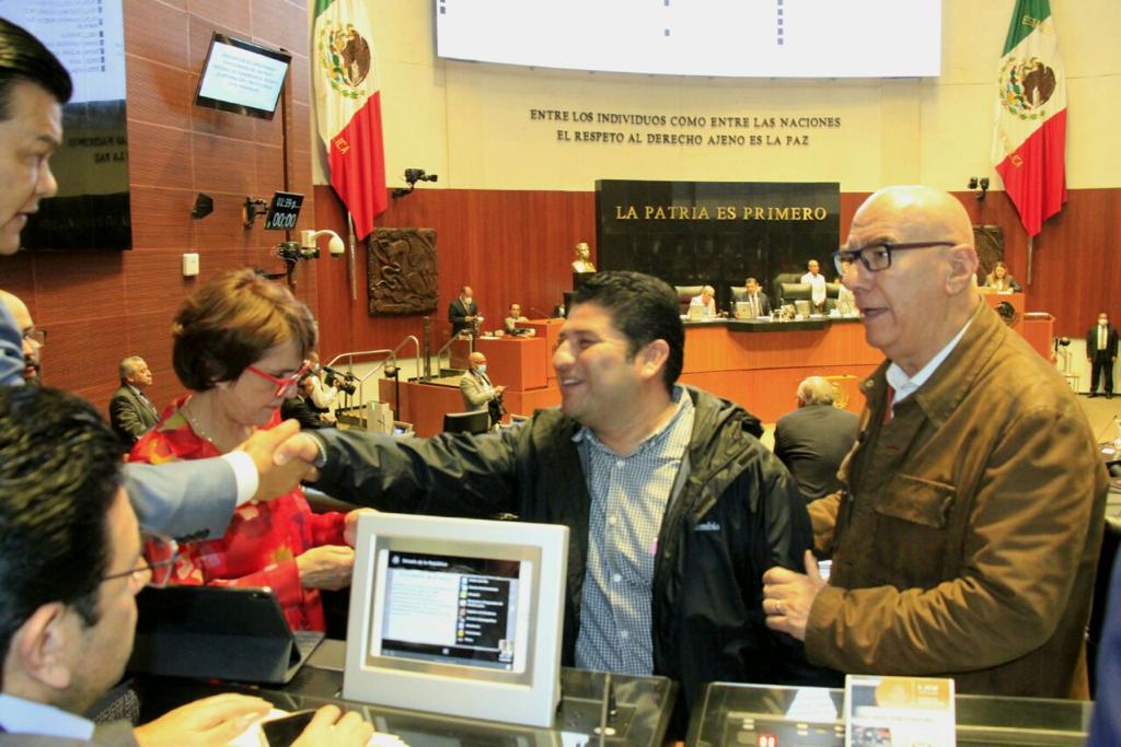 RickiArcos's tweet photo. Gracias a los senadores de la bancada naranja y al Jefe @DanteDelgado por recibirme en el Senado, el afecto anima a continuar con mucho ánimo. https://t.co/kd3PCUjlay