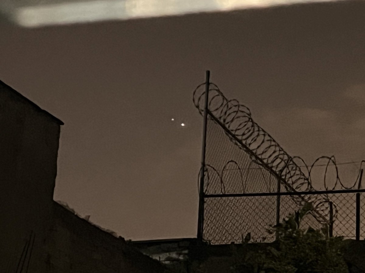 cristofernava's tweet photo. @jaimemaussan1 buena noche! Echenle un 👀 hoy en la CDMX dirección poniente desde la zona del aeropuerto, llevo rato viendo estos dos objetos y uno cambia de luz constantemente https://t.co/M5R3YkVTSQ