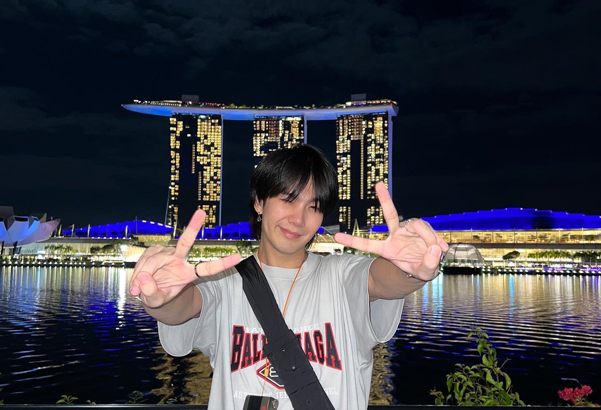 bibbiuprotector's tweet photo. My sunshine is always the brightest among the stars when he smiles whole world becomes happyy he's really the best person I've ever met which i love more than anyone and i will continue loving you biubiu 💙

HOORAY FOR BUILD
#2AndHalfMWithBuild https://t.co/He8zk9Mkp2