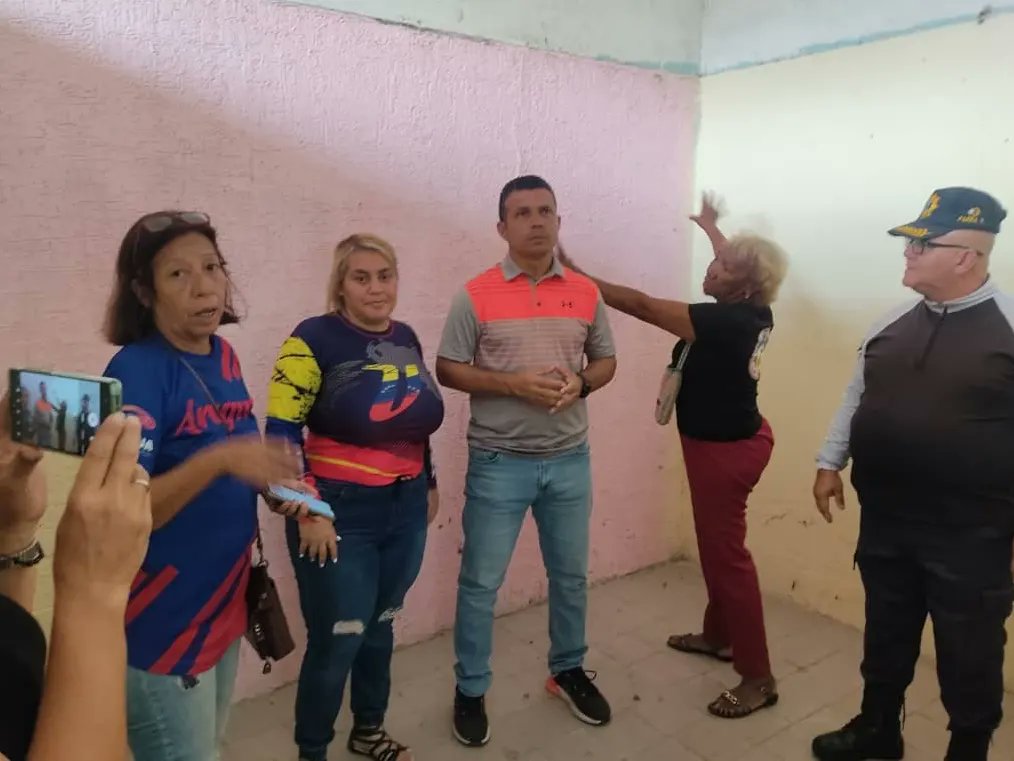 BrullerbyPSUV's tweet photo. #01Mar || Llegamos al Sector Paseo Bloques, realizamos la inspección de lo que será la nueva sede del Cuadrante de Paz P-04. 

Para seguir brindando seguridad y atención a nuestras comunidades del punto y circulo. 

#MBIPotenciaEnSeguridad 

@NicolasMaduro
@Soykarinacarpio https://t.co/8SX6KfUcRu