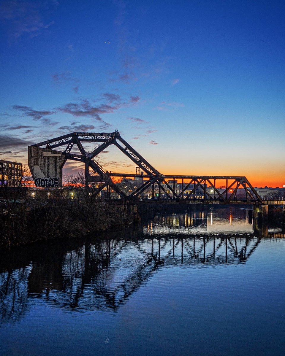 JoshuaMellin's tweet photo. 👽 Jupiter and Venus conjunction over Chicago river https://t.co/0vYjalnyRd https://t.co/fIeNqpBSgG