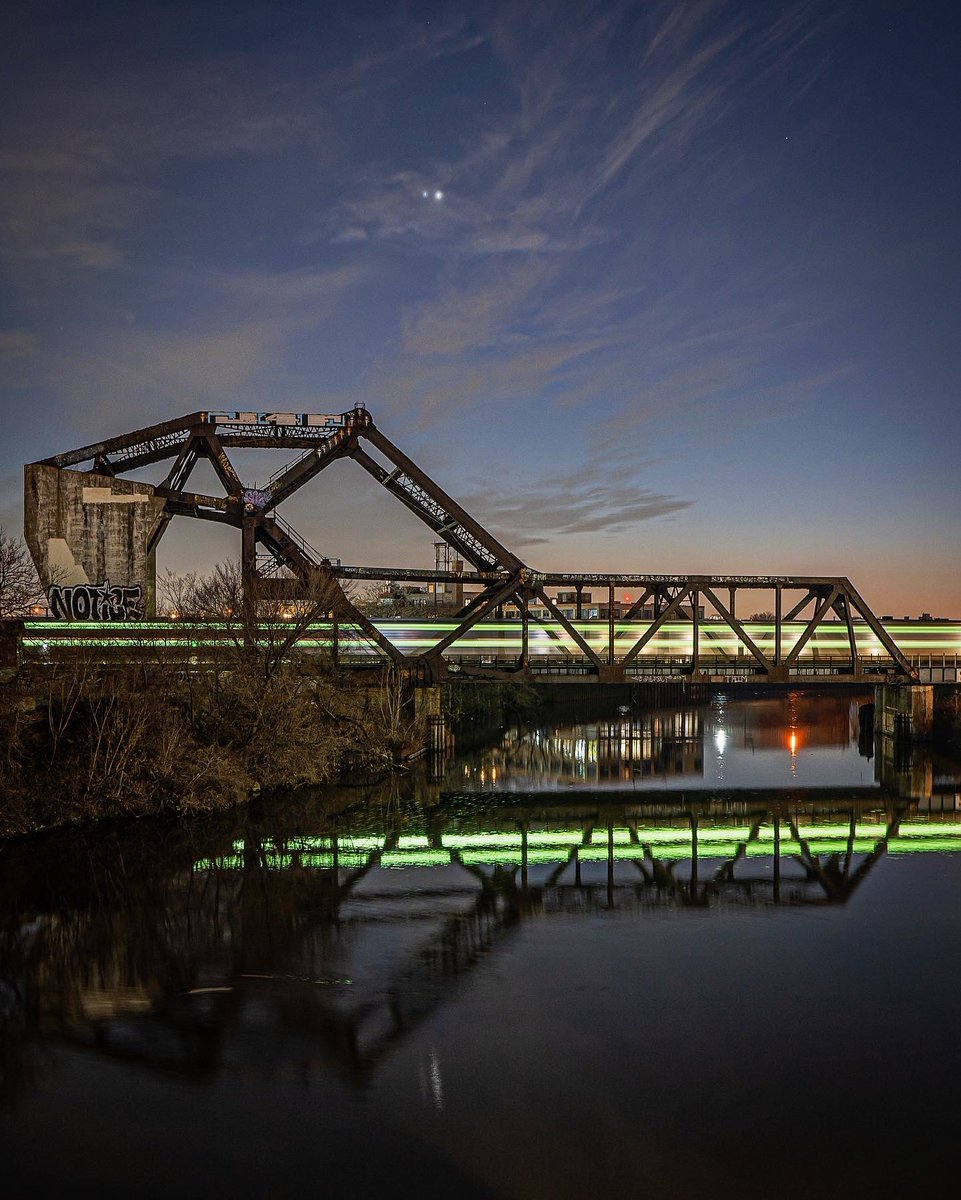 JoshuaMellin's tweet photo. 👽 Jupiter and Venus conjunction over Chicago river https://t.co/0vYjalnyRd https://t.co/fIeNqpBSgG