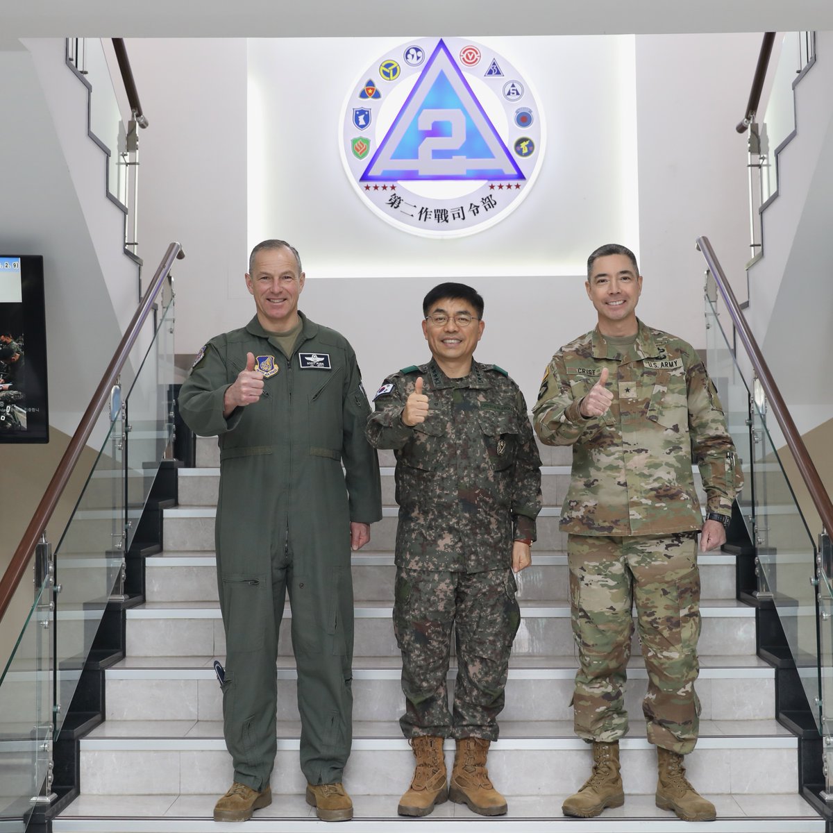 Interoperability on the ground and in the air... 
Commanders of Korea Army's 2nd Operational Command, U.S. 7th Air Force, and 19th Expeditionary Sustainment Command hold office call at 2OC HQ's in Daegu, Republic of Korea. #WeGoTogether #EverySoldierCounts
