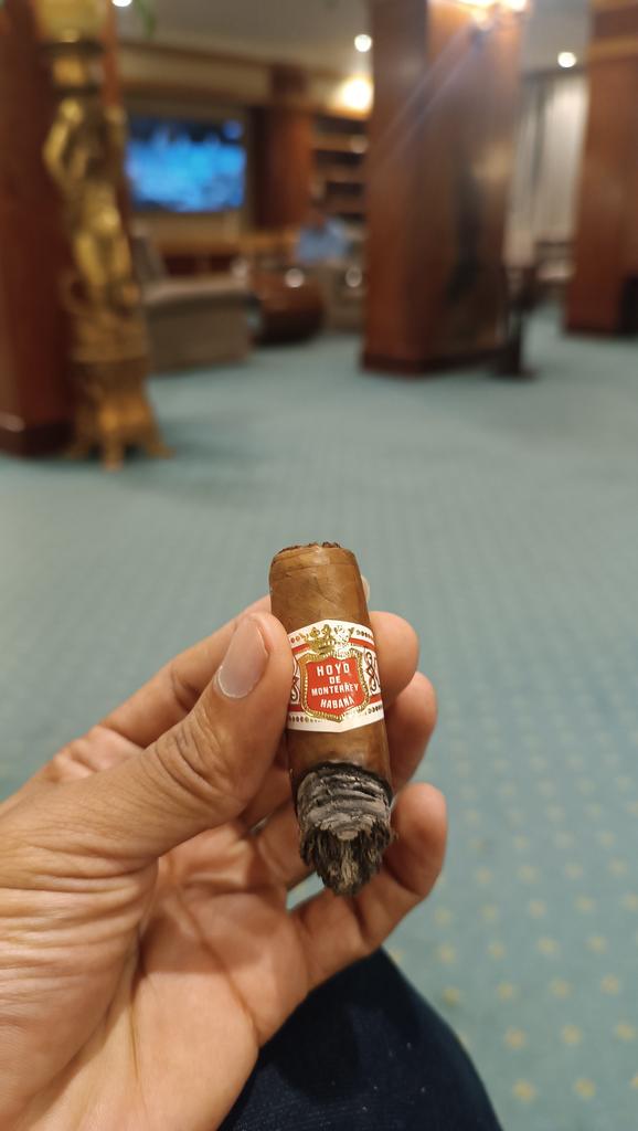 _yoanguerrero's tweet photo. Noche del #23FestivalHabano de la mano de este Petit Robusto (50x102) casi 10g de pequeño deleite para comenzar una intensa noche de buenos humos. @rudypopi @AngelGM87 @PedroMerino1 @erickmichaus @BarnatanMR @pasionhabanos @JARMHABANO @ElClub_oficial https://t.co/yHfeFHbzfg
