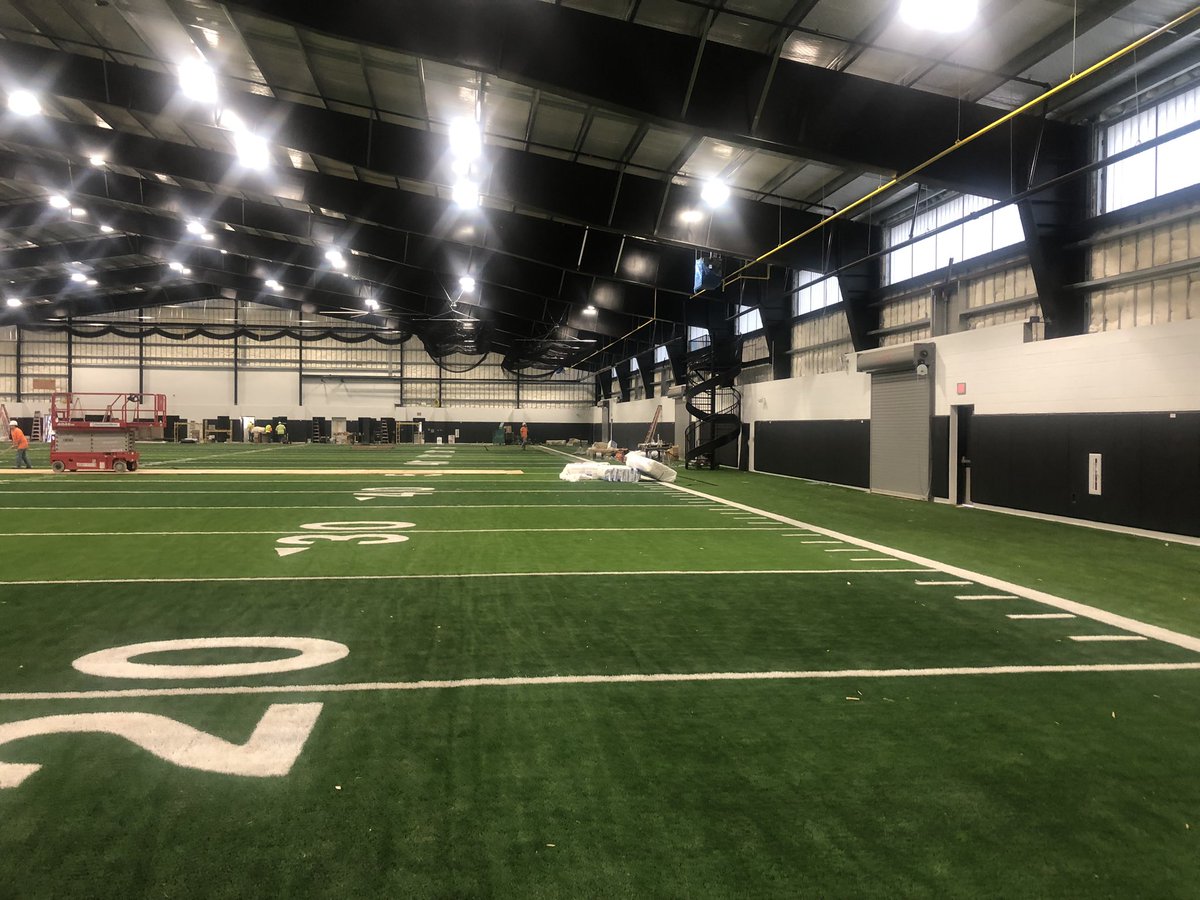 KISDAthletics's tweet photo. Fossil Ridge Indoor Update. Looking good. Turf, electricity, walls, 4 batting cages, drop down netting to split it in half and more.  Oh and it’s 100 yards of pure 2-tone @hellasconstruct turf.  Updates on the other campus indoors coming soon. #CantWait @KellerISD https://t.co/8tQhADk4BK