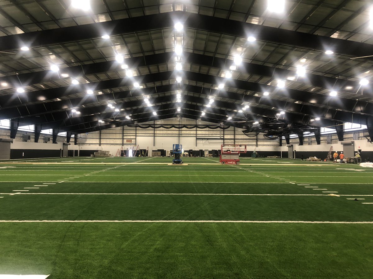 KISDAthletics's tweet photo. Fossil Ridge Indoor Update. Looking good. Turf, electricity, walls, 4 batting cages, drop down netting to split it in half and more.  Oh and it’s 100 yards of pure 2-tone @hellasconstruct turf.  Updates on the other campus indoors coming soon. #CantWait @KellerISD https://t.co/8tQhADk4BK