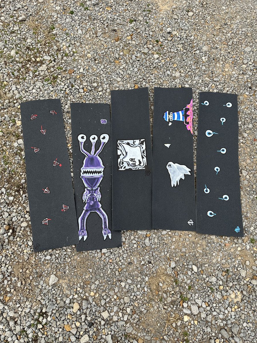 Every grip I got on me rn besides the two at compound skateshop right now 
Hmu to cop or come by sunday at Two rivers skatepark

#art #gripart #griptape #mobgrip #streetart #paintpens #painting #customgrip