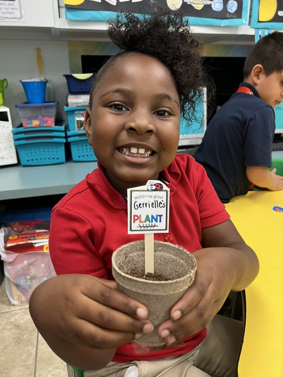 monroeandi100's tweet photo. This was a first. βI canβt wait for these to grow. I love Lima beans!β #CESBuzzing https://t.co/AWI1jEnBXo