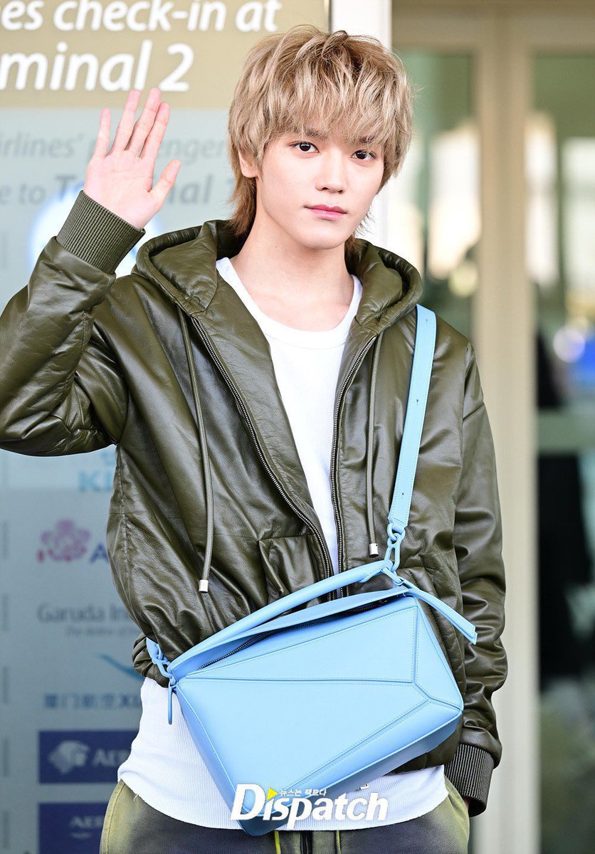 ELLEThailand's tweet photo. ส่องแอร์พอร์ตลุคของหนุ่ม #TAEYONG แห่งวง NCT @NCTsmtown ในโททัลลุคจาก @LoeweOfficial พร้อมมุ่งหน้าสู่กรุงปารีสสำหรับเข้าร่วมชมโชว์ของ #LOEWE Fall/Winter 2023 ที่จะจัดขึ้นในวันพรุ่งนี้ ( 3 มี.ค ) แฟนๆ มารอลุ้นลุคชมโชว์ของหนุ่มแทยงกันดีกว่าจะมาในลุคไหนกันนะ?

#TAEYONGtoPFW2023 https://t.co/nSfUgyST91
