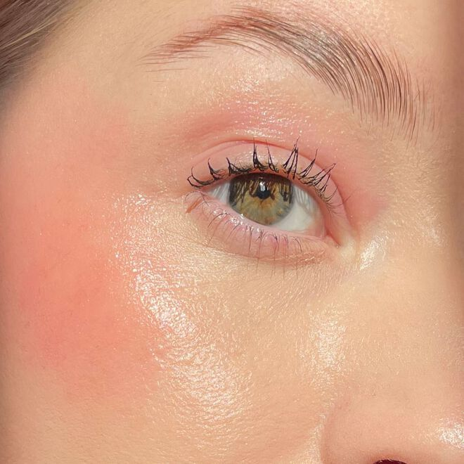 BeautyAlertsHQ's tweet photo. #dupealert The Makeup Revolution Balm Glow ($12) is a multi-use balm for eyes, lips, or face. From product to brand imagery they are obviously positioned as the dupe for Jones Road miracle balm. https://t.co/46cFAwaOLh