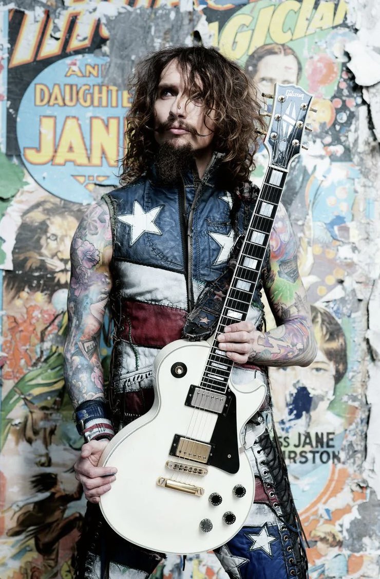 Justin Hawkins 💋🥰 by the amazing Scarlet Page, included in her Resonators book. Signed limited editions available here: scarletpage.shop/products/justi… @JustinHawkins @scarletp