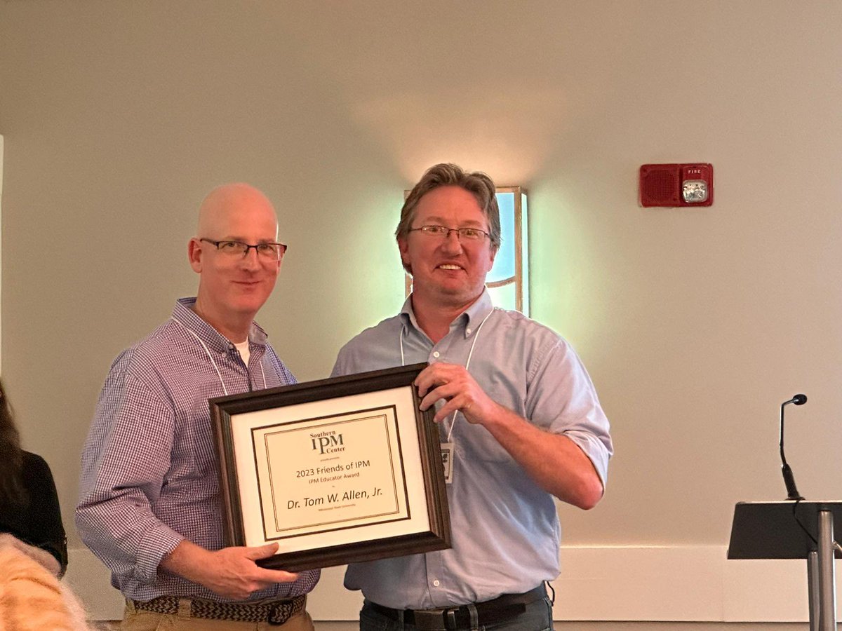 tripathi_subina's tweet photo. Congratulations Dr. Tom for receiving the 2023 IPM EDUCATOR AWARD. Well deserved! @baldpathologist @T_birdPathology @MSU_AG https://t.co/Kxi5ZcxMvA