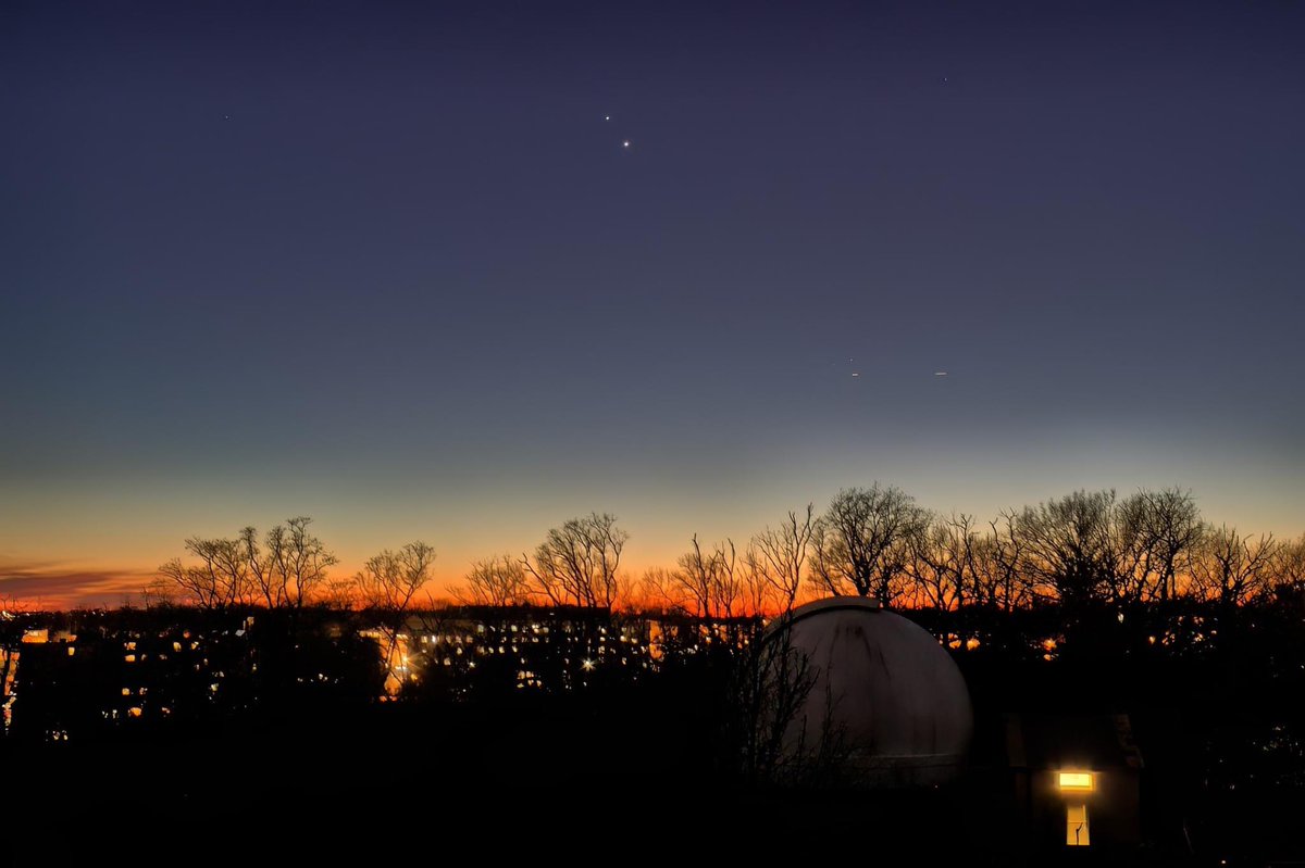 NavyOceans's tweet image. WOW 🤩 ✨ WOW!! 

Naval Observatory can observe interesting in the heart of a capital city.  

2 images from last night.  ☝️ shows the planets Venus &amp;amp; Jupiter getting cozy over the dome of the 26-inch telescope, the other is an image of the heart of the Great Nebula in Orion