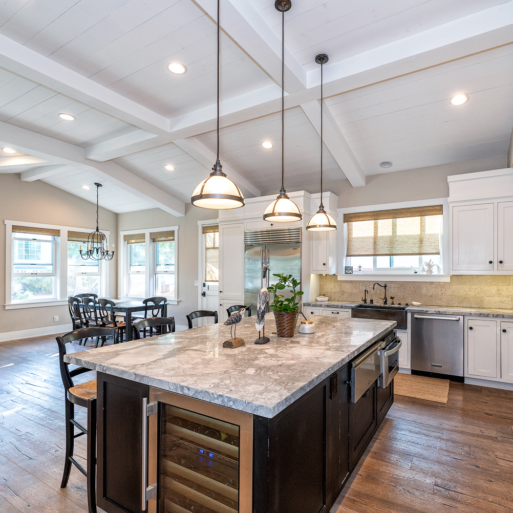 The extra large island is perfect for entertaining, prepping and quick meals. Check out y website for more custom kitchens like this one. julielaughton.com  

#newportbeach #balboapeninsula #designbuild #customhomes #customkitchens #customcabinetry #dreamhome #luxuryliving