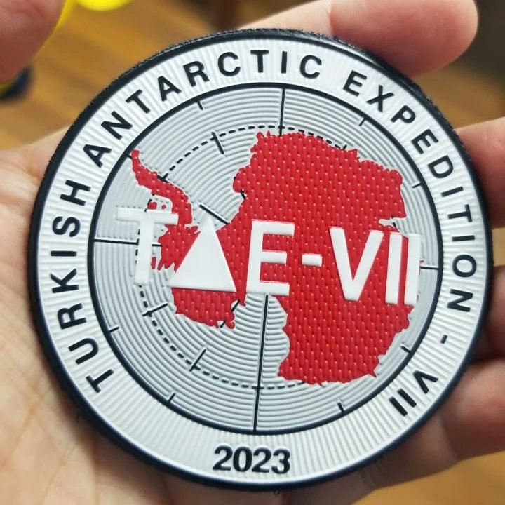 La delegación fue recibida por el Jefe de Expedición, CPFG-EM Bernardo Gordon; Jefe de Operaciones, TNNV-SU Francisco Suárez; Jefe Científico, TNFG-SU Mildred Barzola; y, personal logístico y científico de la XXVI Expedición Antártica Ecuatoriana.