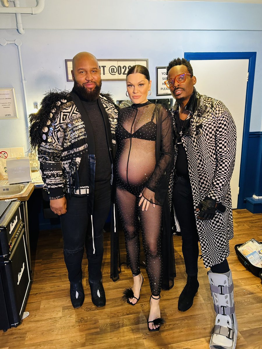ClaudeKelly's tweet photo. 2 nights of @louisyorkmusic duet-ing w/ my bestie, @jessiej ,at her sold out London shows😭.
⚡️“HEAVEN BOUND”⚡️is the title. 
 first single from our new album #SongsWithFriends.

Time to go higher cuz…

the PRESAVE LINK is IN MY BIO now. https://t.co/V3BjWOdb87