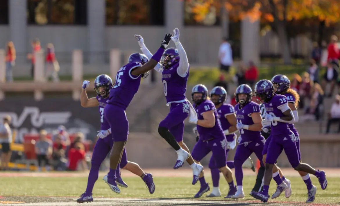 After a great talk with <a href="/gnduff/">Grant Duff</a>, I am honored to have received an offer to Weber State University!! #WeAreWeber

 <a href="/BKKnightsFB/">Bishop Kelly Football</a> <a href="/weberstatefb/">Weber State Football</a> <a href="/BrandonHuffman/">Brandon Huffman</a>