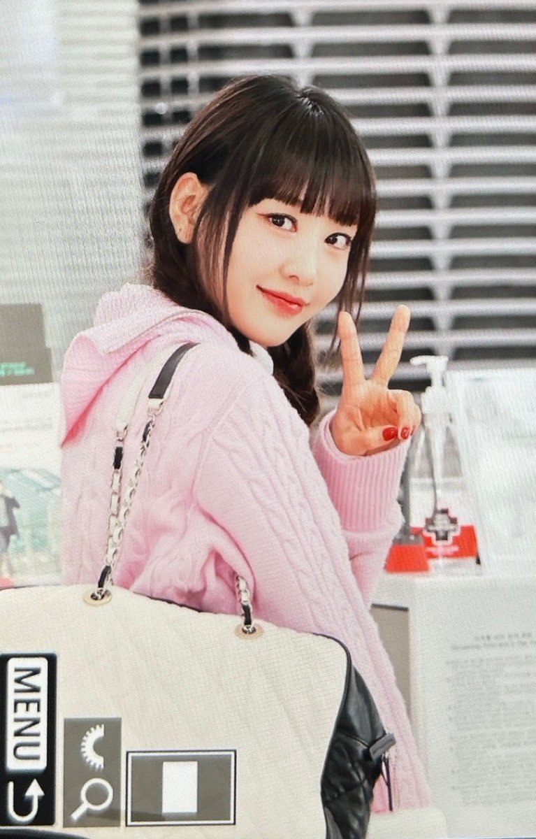 ev_524's tweet photo. 230302 아기출국
#이달의소녀 #LOONA #이브 #YVES https://t.co/phcCGblhmu