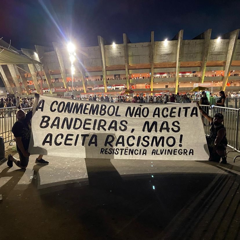 PELEJA's tweet photo. A Resistência Alvinegra (@resistalvinegra), torcida organizada do Atlético, protestou hoje contra as proibições de bandeiras e outros instrumentos na arquibancada e apontou para a falta do mesmo empenho da Conmebol para combater os vários episódios de racismo em suas competições. https://t.co/W7QosDAcAD