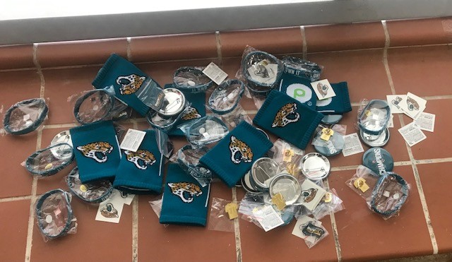 MaranaMiddle_AP's tweet photo. Marana Middle School would like to thank the Jacksonville Jaguars for sending us these wristbands, bracelets, croc charms, pins, and temporary tattoos. Thank you for helping us recognize our students for meeting our campuswide expectations! #JacksonvilleJaguars #FalconPride https://t.co/usma0V1Foa