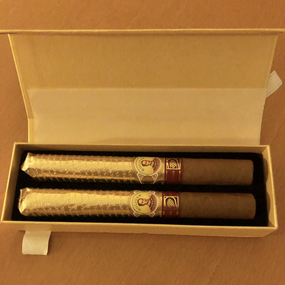 AngelGM87's tweet photo. Bolivar New Gold Medal (165x48) VG Partagas 15 nuevo lanzamiento en el Festival Internacional del Habano. Con carácter y buenos rastros tabaqueros. https://t.co/TjTWfNHbit