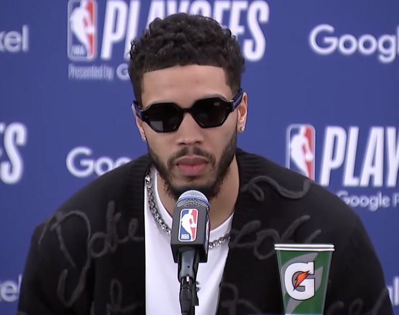 CelticsRiley's tweet photo. Jayson Tatum vs. the Cavs

▫️41 Points 
▫️11 Rebounds 
▫️8 Assists 
▫️13-21 FG
▫️4-6 3PT
▫️CELTICS WIN! (45-18)

20th career 40-point game ☘️ https://t.co/tBaRip3xYJ