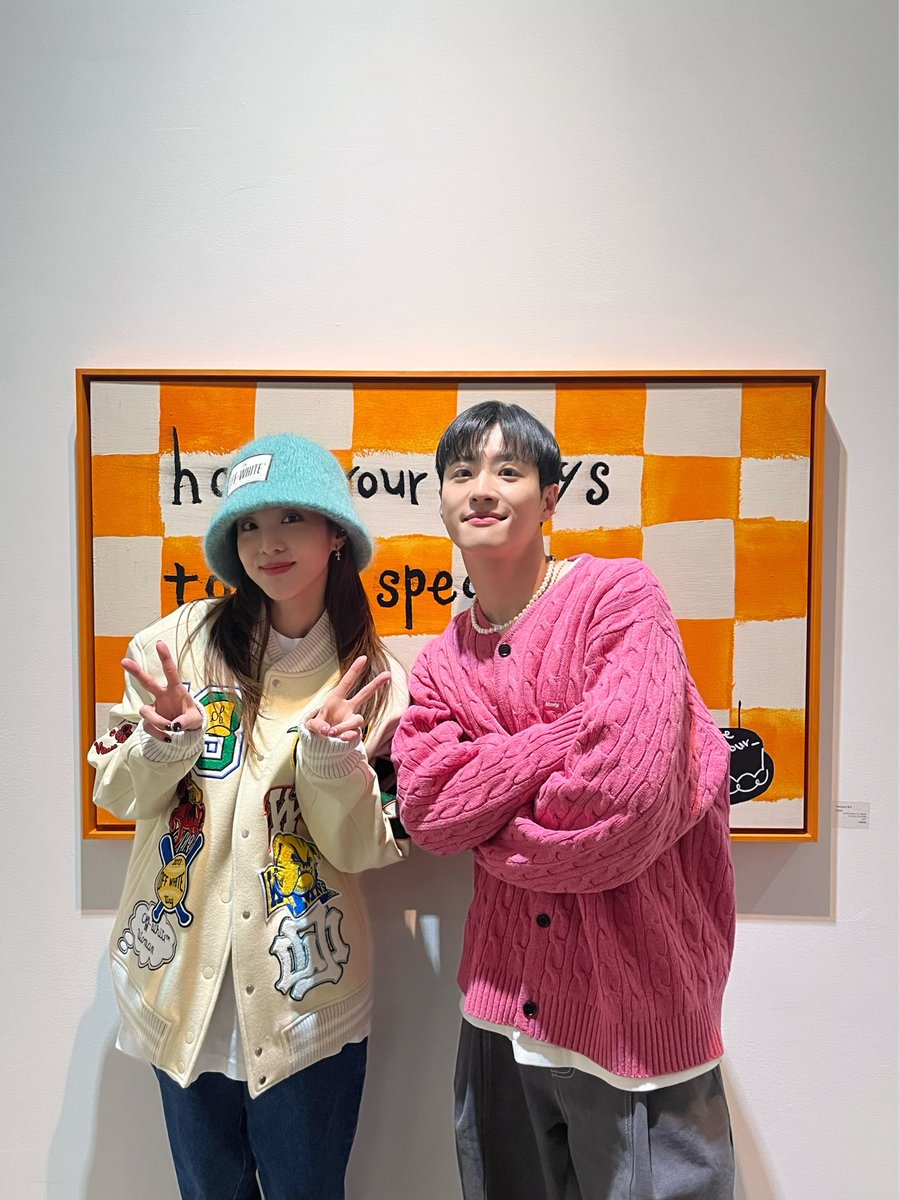 krungy21's tweet photo. 광석이 5번째 전시 추카추카~!!! 🥳🎨 항상 긍정적인 바이브, 긍정적인 메세지😀👍🏻👍🏻👍🏻 
#필독 #Feeldog5thSoloExhibition #CakeForYour_ 🍰 https://t.co/5FV8oUdO2r