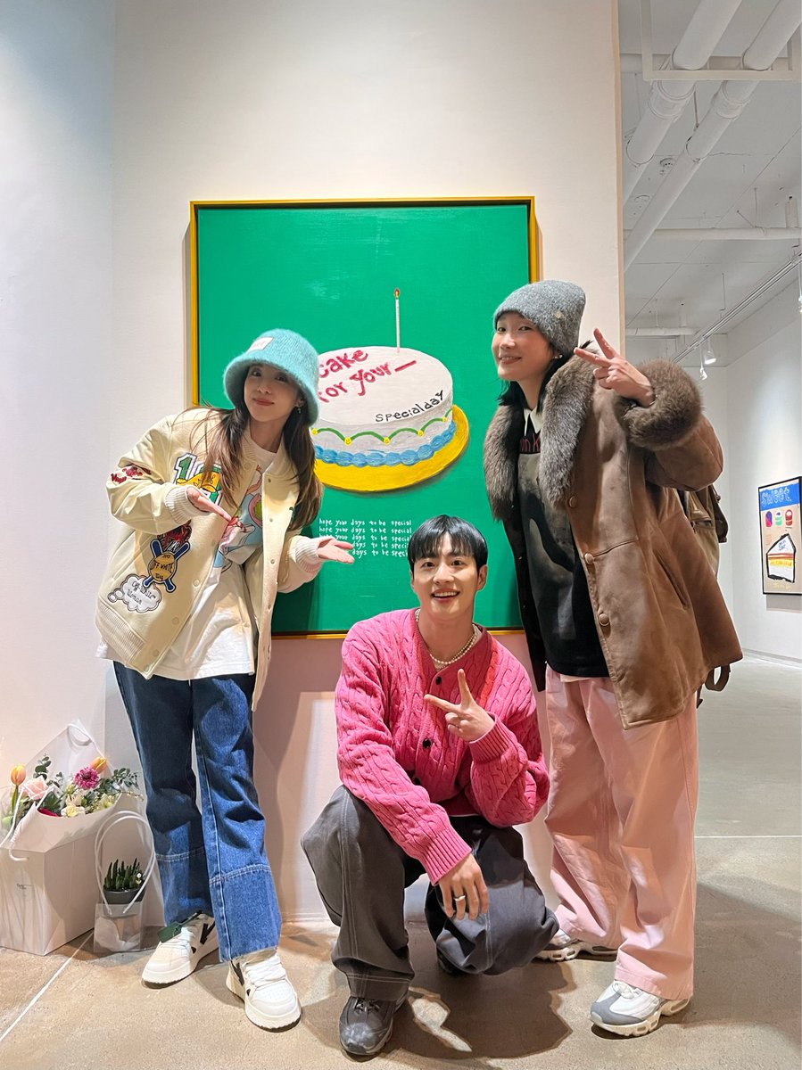 krungy21's tweet photo. 광석이 5번째 전시 추카추카~!!! 🥳🎨 항상 긍정적인 바이브, 긍정적인 메세지😀👍🏻👍🏻👍🏻 
#필독 #Feeldog5thSoloExhibition #CakeForYour_ 🍰 https://t.co/5FV8oUdO2r