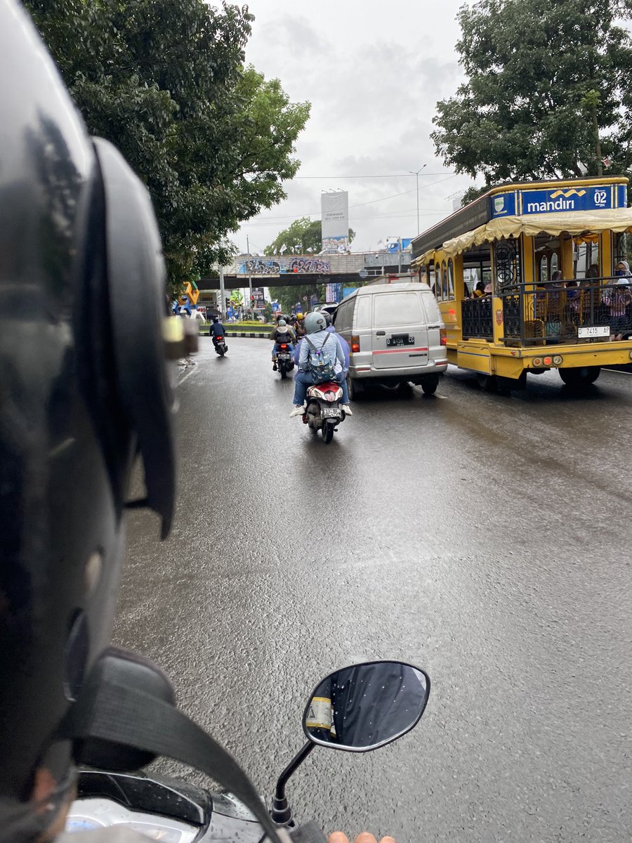 Menerobos hujan di kota Bandung yg ex Walikota yg skrg menjadi pak Gub dan sdg persiapan RI-1/2