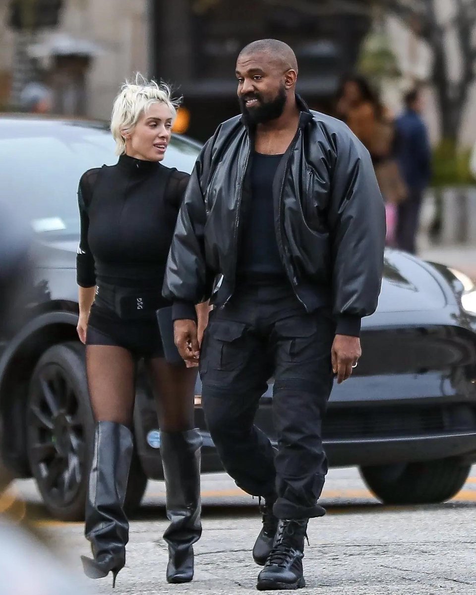 Kanye West spotted in a good mood by paparazzi