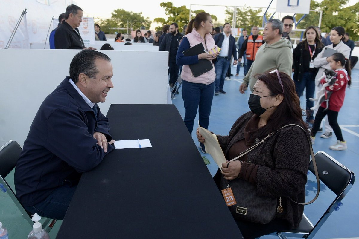 Cuando haces las cosas de corazón y con entusiasmo, ni la distancia ni el frío son obstáculo.

Hoy acercamos servicios de <a href="/HermosilloGob/">Gobierno de Hermosillo</a> a familias del sur de la Ciudad. Con el #MiércolesCiudadano recibimos demandas ciudadanas en Altares y Nuevo Hermosillo.

#UnGobiernoConLaGente