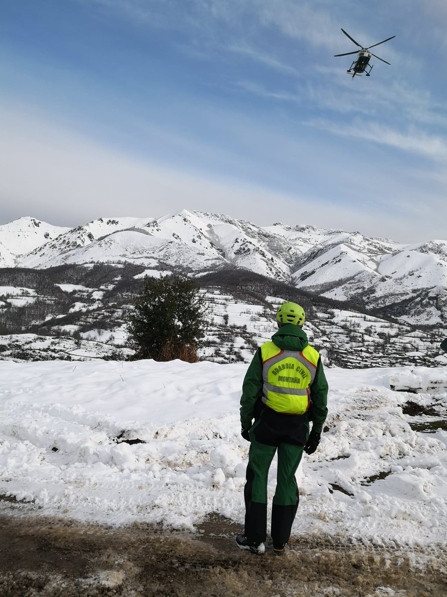 guardiacivil's tweet photo. Si vas a hacer una actividad en la alta montaña y es la primera vez, procura no ir solo, planifica la acción con un guía experto o hazte acompañar por alguien con formación, experiencia y responsabilidad
Es un consejo del #GREIM
☎️062
📸#SEREIM C. Onis. En #CampodeCaso #Asturias https://t.co/ZLiSOMSy0G