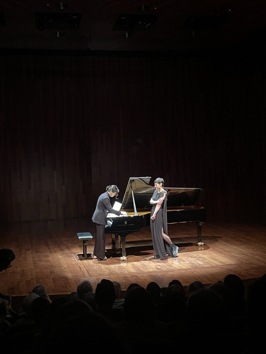 JordiMadd's tweet photo. Te personalitat, talent i joventut, @theedangelo va fer el seu recital #debut a #Barcelona fa 2 dies a @auditoribcn. #Crítica @LaVanguardia
Con un curriculum q impresiona por su juventud, 28 años, #EmilyDangelo, presentó #Enargeia, su #albumdebut @DGclassics en l’#Auditori pero: https://t.co/nC3CDZ9to0