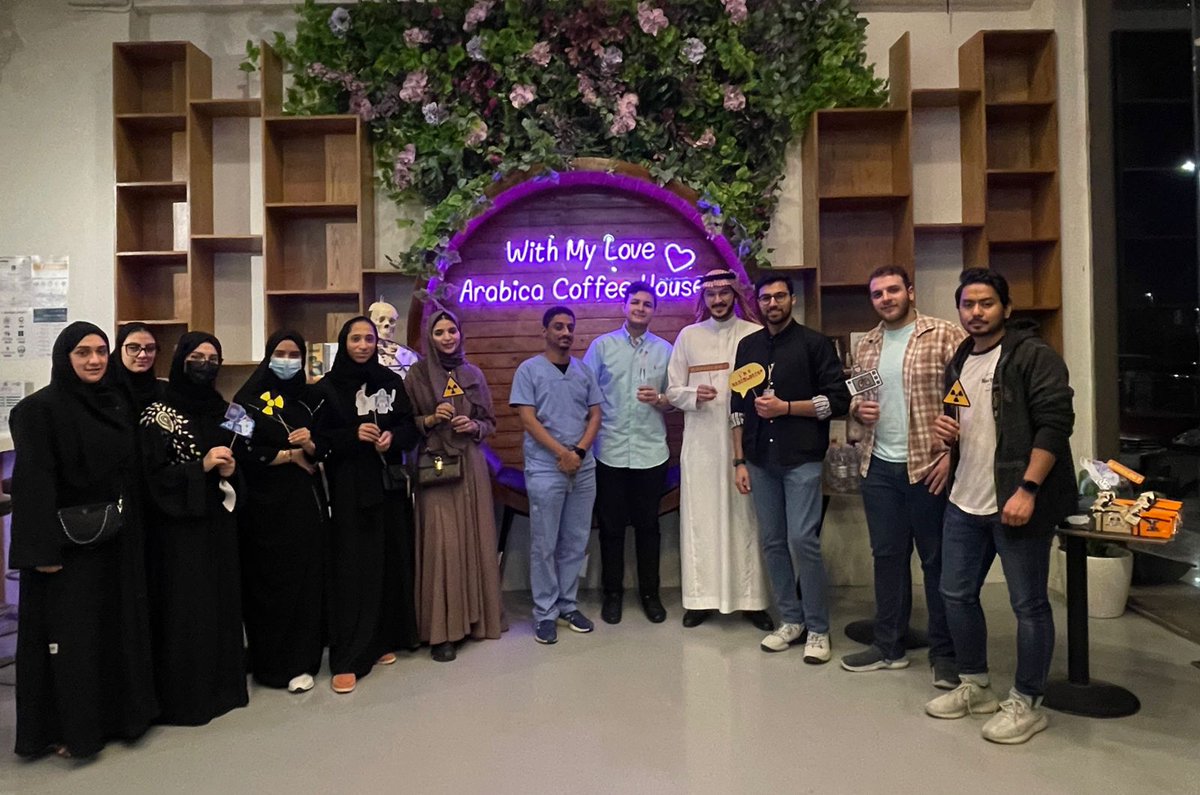 Arabicacafeksa's tweet photo. سعدنا بحضور دكتور عبدالملك أبو محسن @mike_066 إلى أرابيكا الأربعاء الأول من مارس للتحدث عن طب الأشعة، وذلك بتنظيم من طالبة الطب في كلية البترجي روائس أبو صفية @RawaeisA وحضور د.ليلى أخصائية الأعصاب @drlaila12 وصاحب مبادرة دليل طالب الطب فيصل الزعفراني @faisalcaptures https://t.co/9Rc2DNlx7U