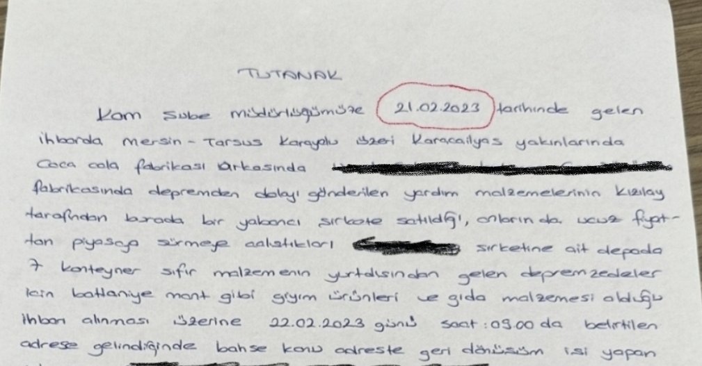 yirmiucderece's tweet photo. Gazeteci Bahadır Özgür, Kızılay'ın 2 tır eşyayı satarken yapılan şikayet sonucu polis tarafından basılan depoda tutulan tutanağı ve firmanın Kızılay'la yaptığı sözleşmeyi paylaştı.

Sözleşmeye göre Kızılay, ayda en az 80 ton giysiyi, kilosu 0.41 $'dan satacağını beyan etmiş. https://t.co/iQXtTu2rak